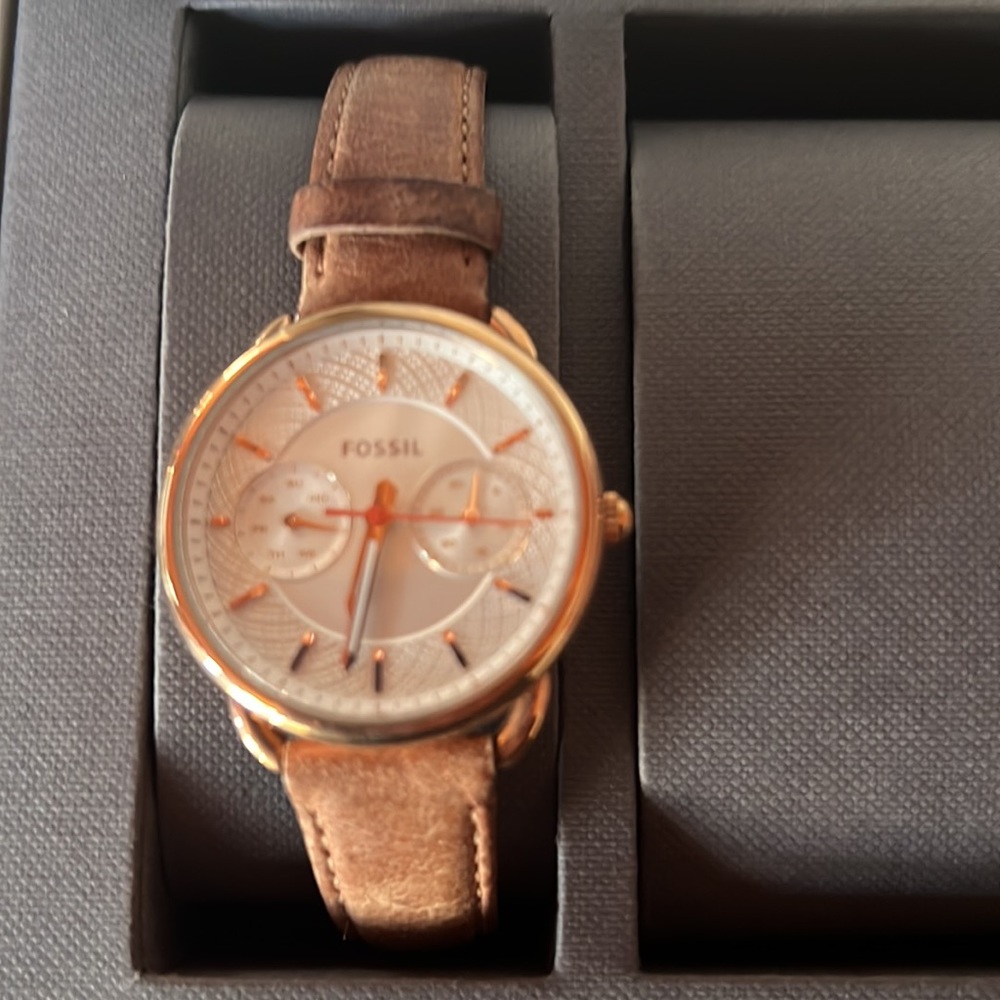 Fossil Watch - Picture 3 of 5